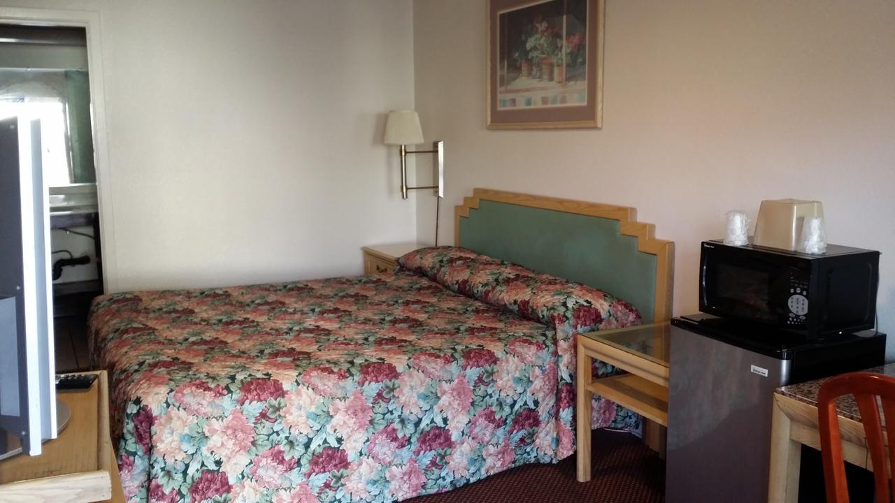 Motel Redwood *