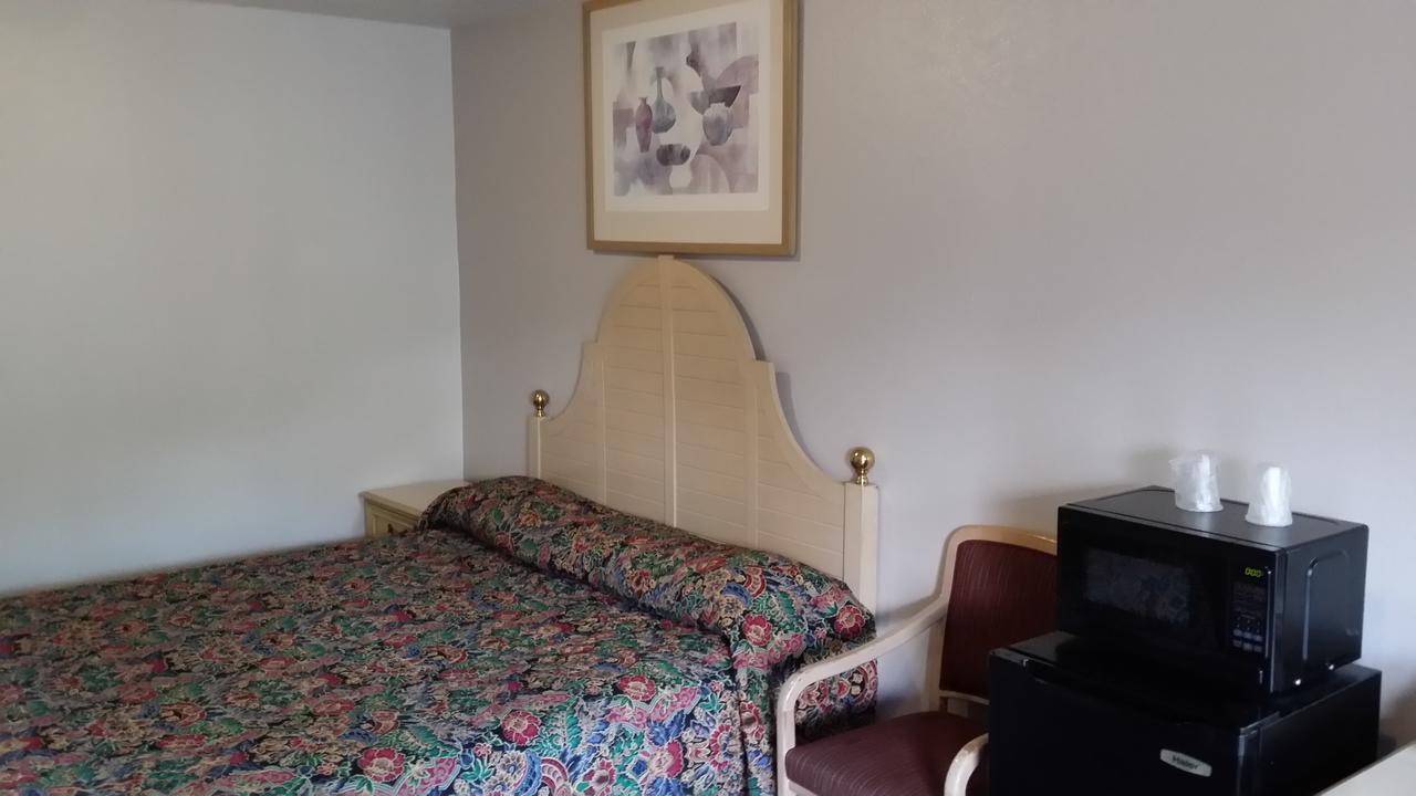 Motel Redwood *