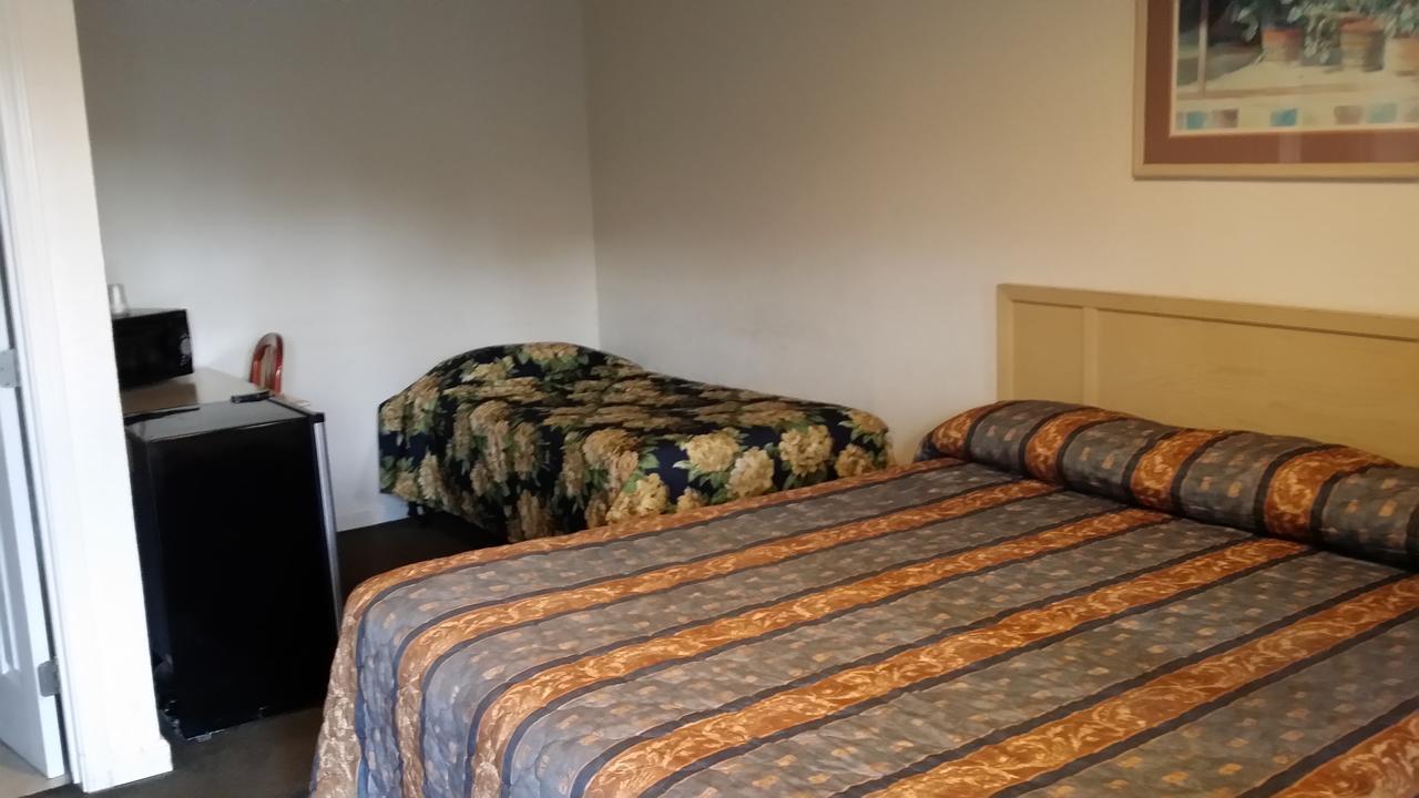 Motel Redwood *